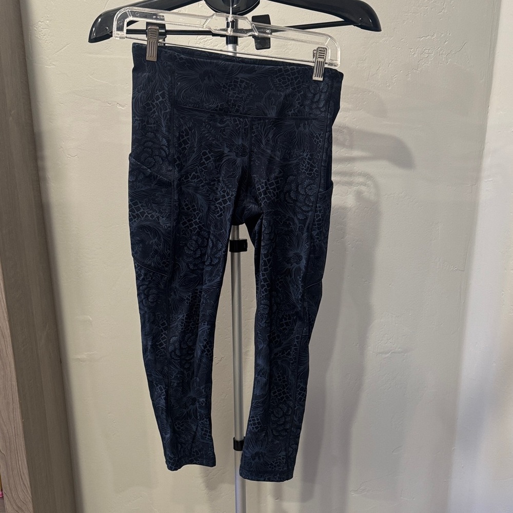 Lululemon Blue/Black Cropped legging - Size 6 GUC